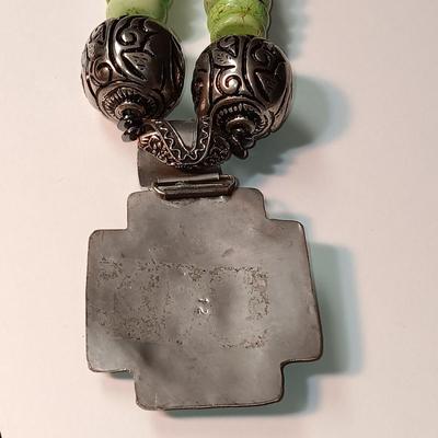 GREEN DISC SHAPED STONE NECKLACE WITH SILVER-TONE MEDALLION