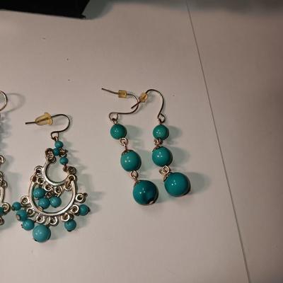 CHICO'S TURQUOISE COLORED NECKLACE AND 3 PAIRS OF EARRINGS