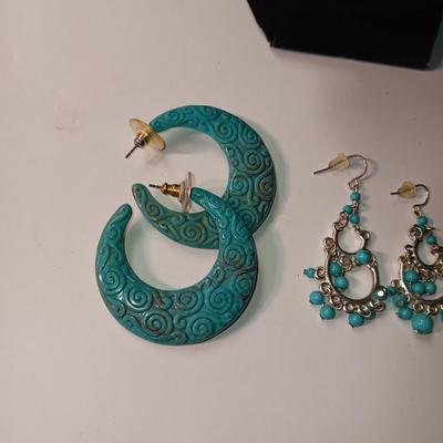 CHICO'S TURQUOISE COLORED NECKLACE AND 3 PAIRS OF EARRINGS
