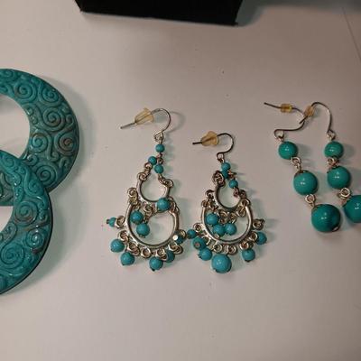 CHICO'S TURQUOISE COLORED NECKLACE AND 3 PAIRS OF EARRINGS