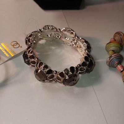 3 PAIRS OF EARRINGS AND 3 BRACELETS