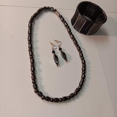 MAGNETIC NECKLACE, EARRINGS AND A METAL ELASTIC BRACELET