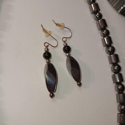 MAGNETIC NECKLACE, EARRINGS AND A METAL ELASTIC BRACELET