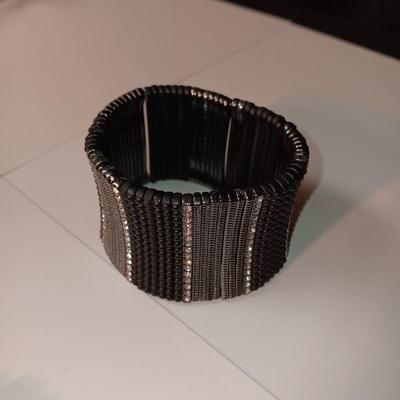 MAGNETIC NECKLACE, EARRINGS AND A METAL ELASTIC BRACELET