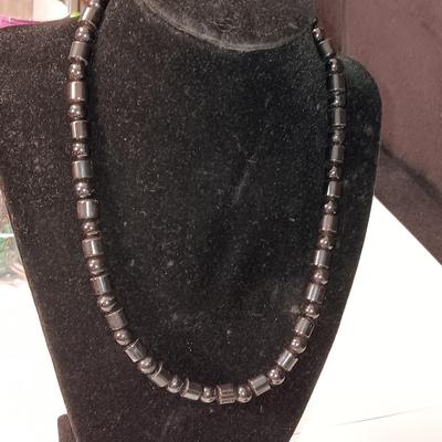 MAGNETIC NECKLACE, EARRINGS AND A METAL ELASTIC BRACELET