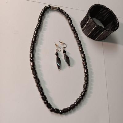 MAGNETIC NECKLACE, EARRINGS AND A METAL ELASTIC BRACELET