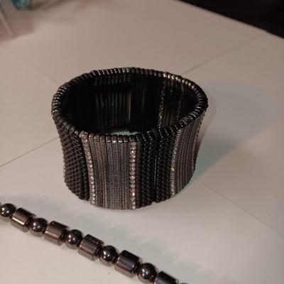 MAGNETIC NECKLACE, EARRINGS AND A METAL ELASTIC BRACELET