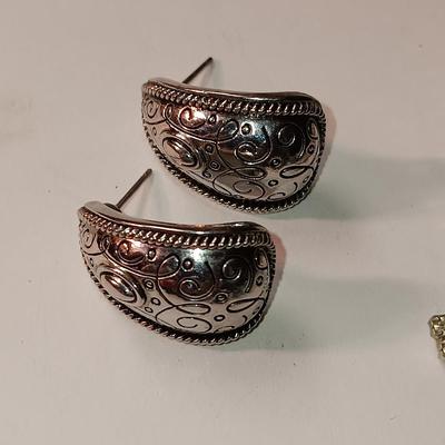5 PAIRS OF PIERCED EARRINGS