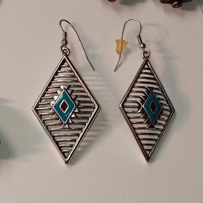 5 PAIRS OF PIERCED EARRINGS