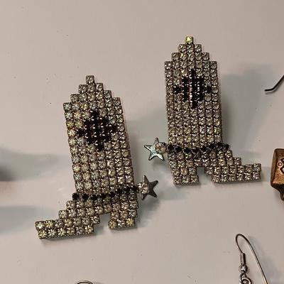 5 PAIRS OF PIERCED EARRINGS