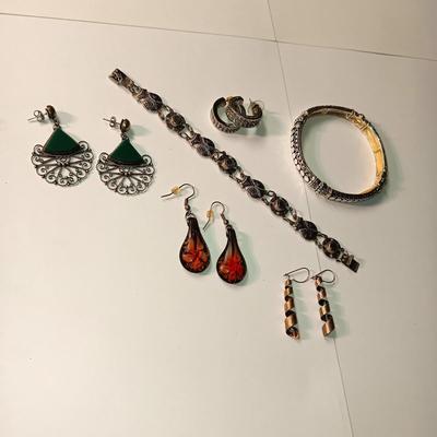 2 BRACELETS (1 MARKED SPAIN) AND 3 PAIRS OF PIERCED EARRINGS