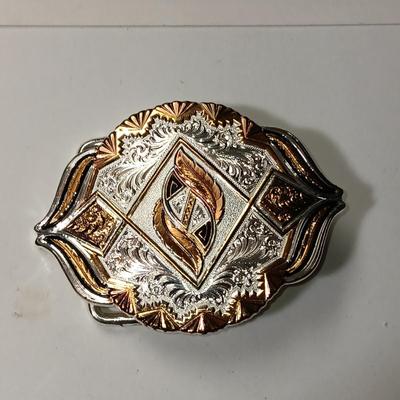 LIKE NEW PETITE MONTANA SILVERSMITHS BELT BUCKLE