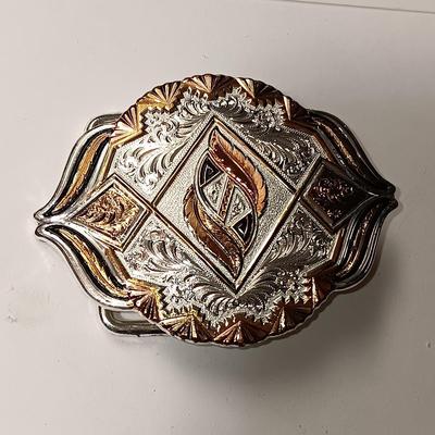 LIKE NEW PETITE MONTANA SILVERSMITHS BELT BUCKLE