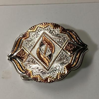 LIKE NEW PETITE MONTANA SILVERSMITHS BELT BUCKLE