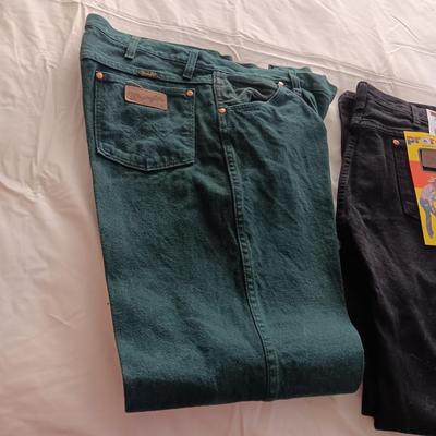 1 NEW, 3 LIKE NEW MEN'S JEANS SIZE 36 X 32