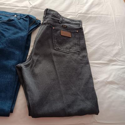 1 NEW, 3 LIKE NEW MEN'S JEANS SIZE 36 X 32