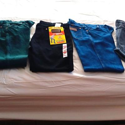 1 NEW, 3 LIKE NEW MEN'S JEANS SIZE 36 X 32
