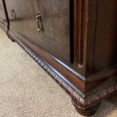 B49-Beautiful 3 Drawer Dresser