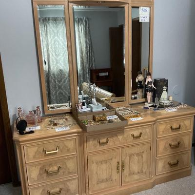 B52-Drexel Heritage Burled Walnut Dresser with Mirror