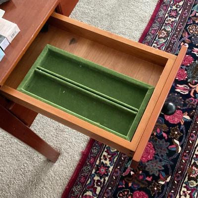 D1- Vintage Makeup Vanity