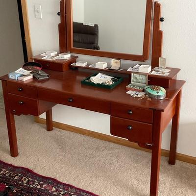 D1- Vintage Makeup Vanity