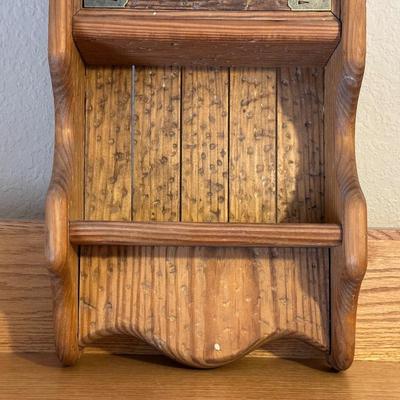 WALL HUNG BATTERY OPERATED CLOCK WITH BARN SCENE