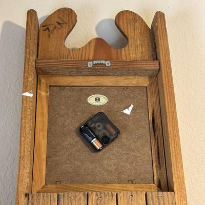 WALL HUNG BATTERY OPERATED CLOCK WITH BARN SCENE