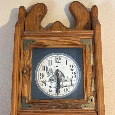 WALL HUNG BATTERY OPERATED CLOCK WITH BARN SCENE