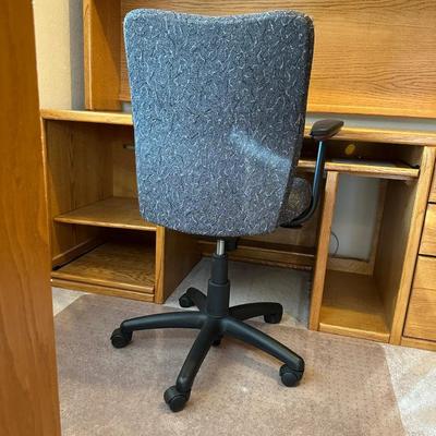 COMPUTER DESK W/HUTCH AND VERY NICE DESK CHAIR