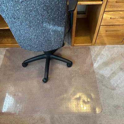 COMPUTER DESK W/HUTCH AND VERY NICE DESK CHAIR