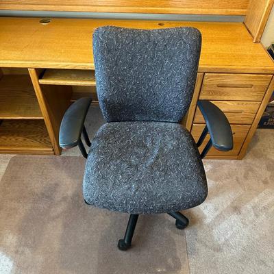 COMPUTER DESK W/HUTCH AND VERY NICE DESK CHAIR