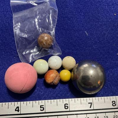 Miscellaneous marbles, ball and large steel ball