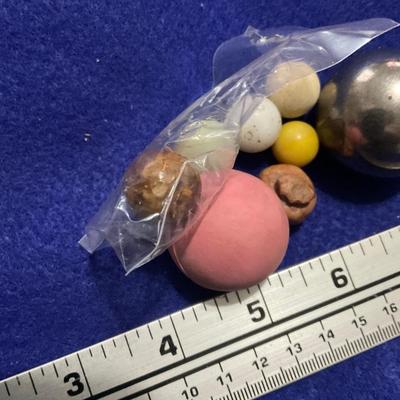 Miscellaneous marbles, ball and large steel ball