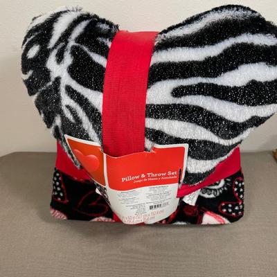 Valentine’s Day pillow and throw set