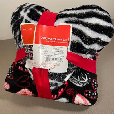 Valentine’s Day pillow and throw set