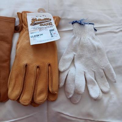 2 LEATHER AND 2 CLOTH MEN'S GLOVES