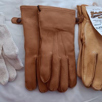2 LEATHER AND 2 CLOTH MEN'S GLOVES
