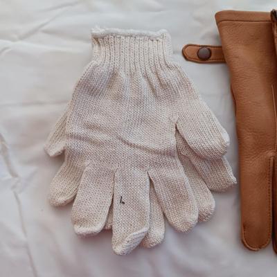 2 LEATHER AND 2 CLOTH MEN'S GLOVES