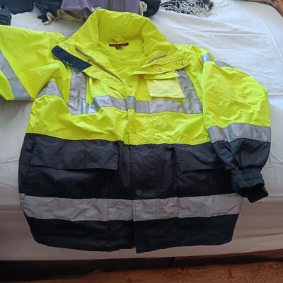 MEN'S SKI PANTS AND COAT SIZE LARGE