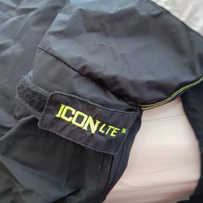 MEN'S SKI PANTS AND COAT SIZE LARGE