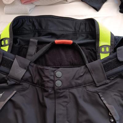 MEN'S SKI PANTS AND COAT SIZE LARGE