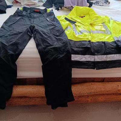 MEN'S SKI PANTS AND COAT SIZE LARGE