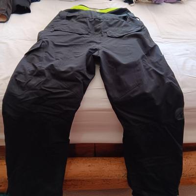 MEN'S SKI PANTS AND COAT SIZE LARGE