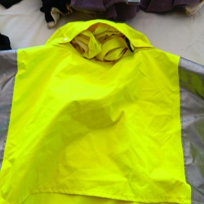 MEN'S SKI PANTS AND COAT SIZE LARGE