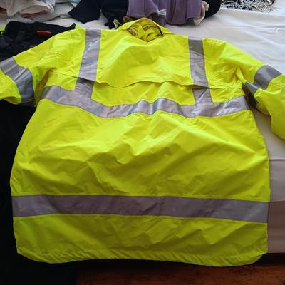 MEN'S SKI PANTS AND COAT SIZE LARGE