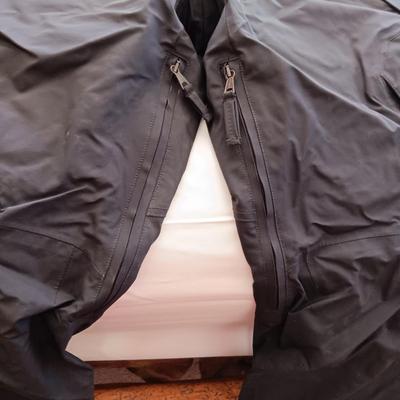 MEN'S SKI PANTS AND COAT SIZE LARGE