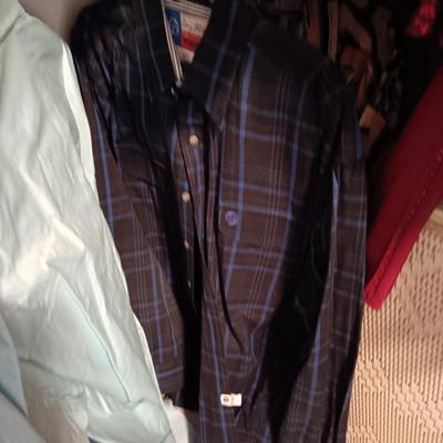 MEN'S SHORT AND LONG SLEEVE ROPER, GEORGE STRAIT, WRANGLER. ETC WESTERN SHIRTS (LARGE)