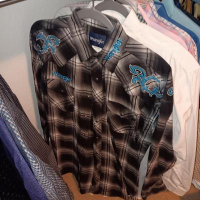 MEN'S SHORT AND LONG SLEEVE ROPER, GEORGE STRAIT, WRANGLER. ETC WESTERN SHIRTS (LARGE)