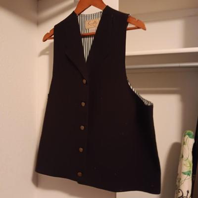 MEN'S SCULLY LEATHER VEST, REVERSIBLE VEST AND 2 LIGHTWEIGHT JACKETS