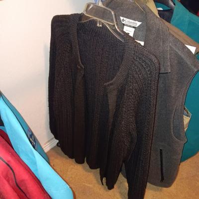 MEN'S JACKETS, COLUMBIA FLEECE VEST AND SWEATER (L)